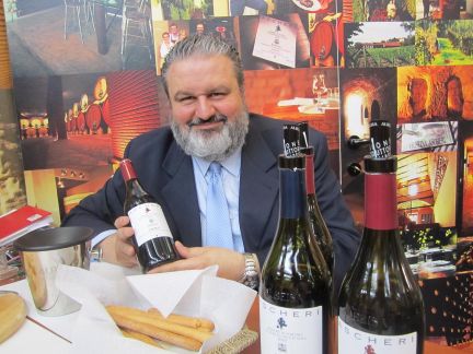 Matteo Aschieri med sine Barolo-vine på Vinitaly 2011 